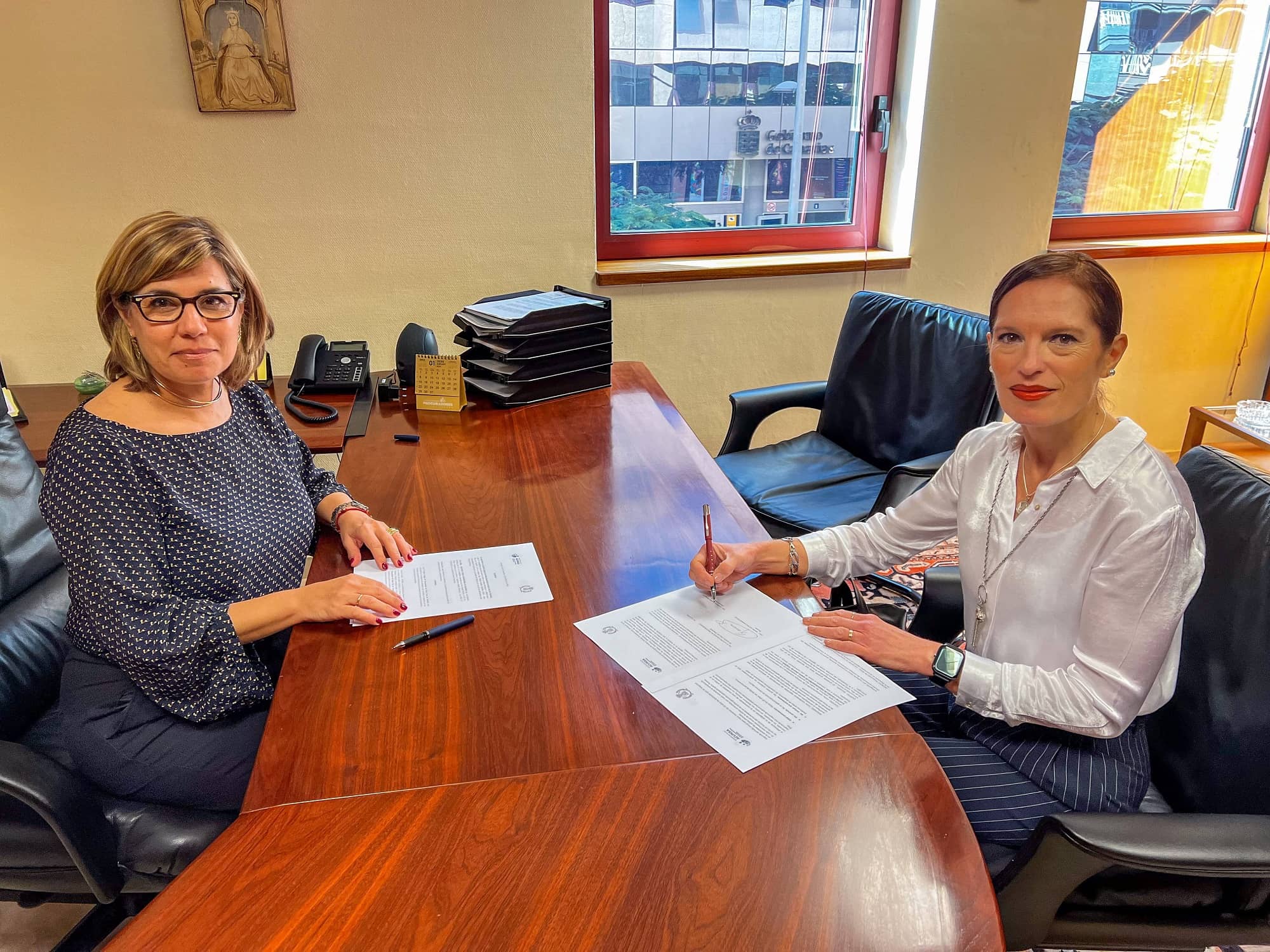 Portada de El Colegio de Procuradores de Santa Cruz de Tenerife firma un convenio con Asistencia Clínica Universitaria de Navarra S.A. (ACUNSA)